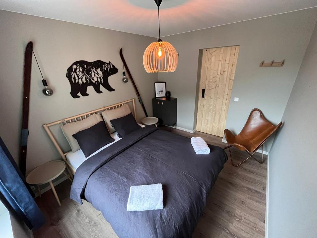 DirdalFrafjord Apartments Thor的一间卧室配有一张大床和一把椅子