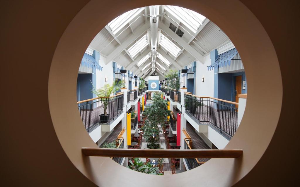 魁北克市Hôtel Lindbergh par JARO的植物建筑的内部景观