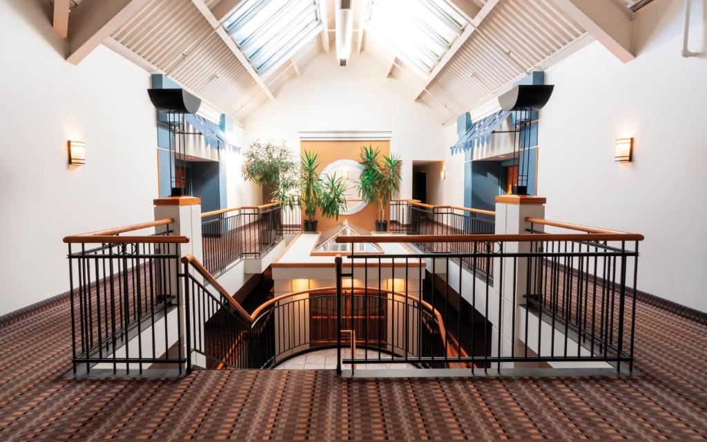 魁北克市Hôtel Lindbergh par JARO的大楼内带楼梯的大大厅