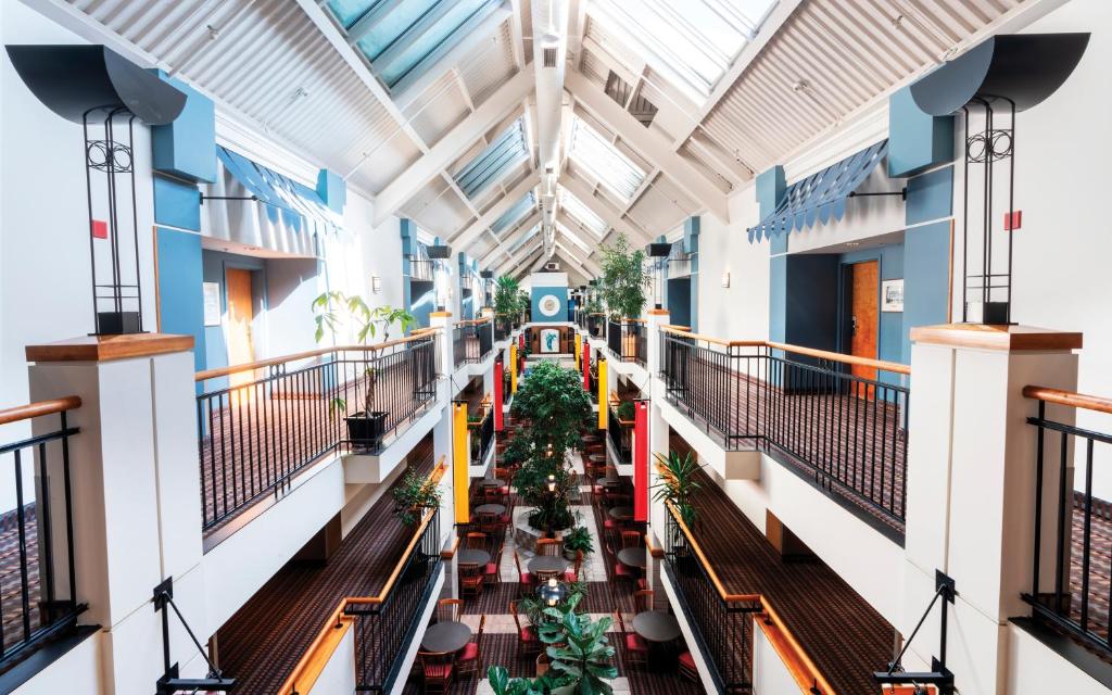 魁北克市Hôtel Lindbergh par JARO的一座空荡荡的建筑，里面有桌子和植物