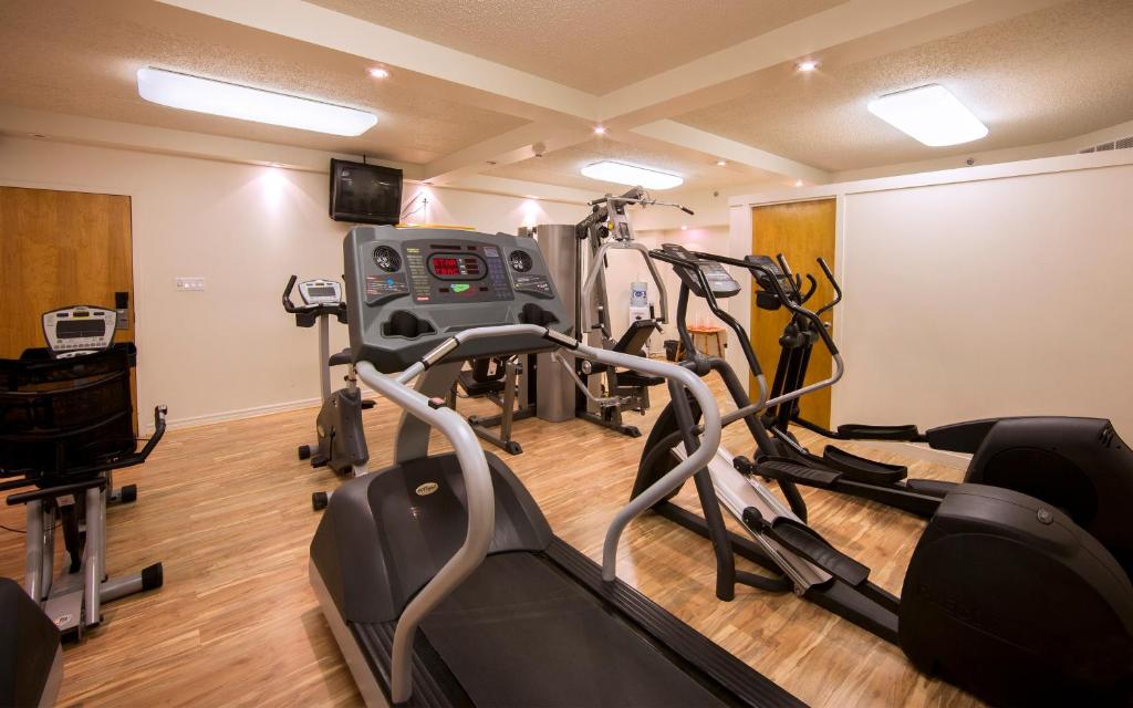 魁北克市Hôtel Lindbergh par JARO的一个房间里有几台跑步机的健身房