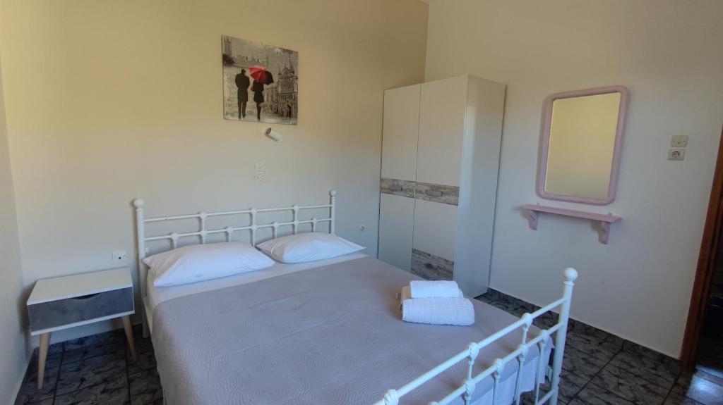 金尼昂Tramonto Nel Delfini的一间小卧室,配有一张床和镜子