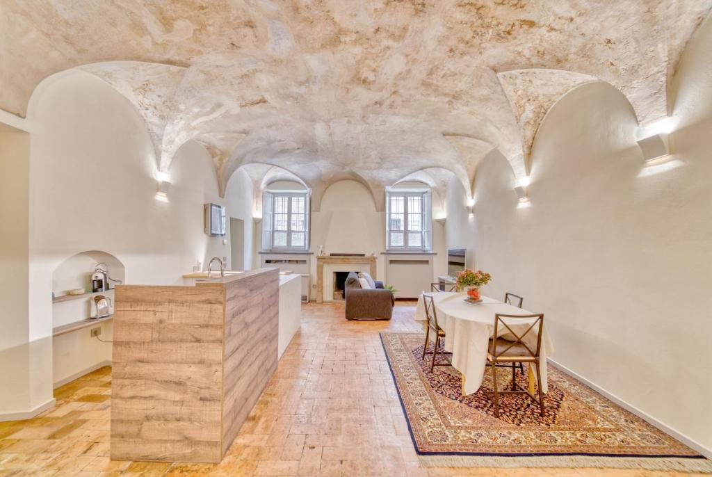 帕尔马Il Loft di Quintino的客厅配有桌子和覆盖着真菌的天花板