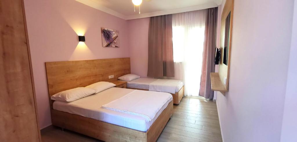 阿维萨阿达西Motel Lavanda的一间卧室设有两张床和窗户。