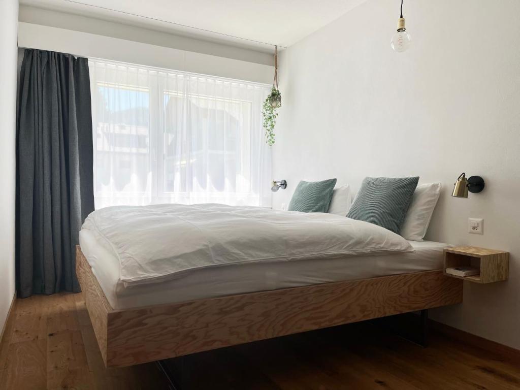 伦策海德Haus Allod 208的一间卧室设有一张大床和窗户