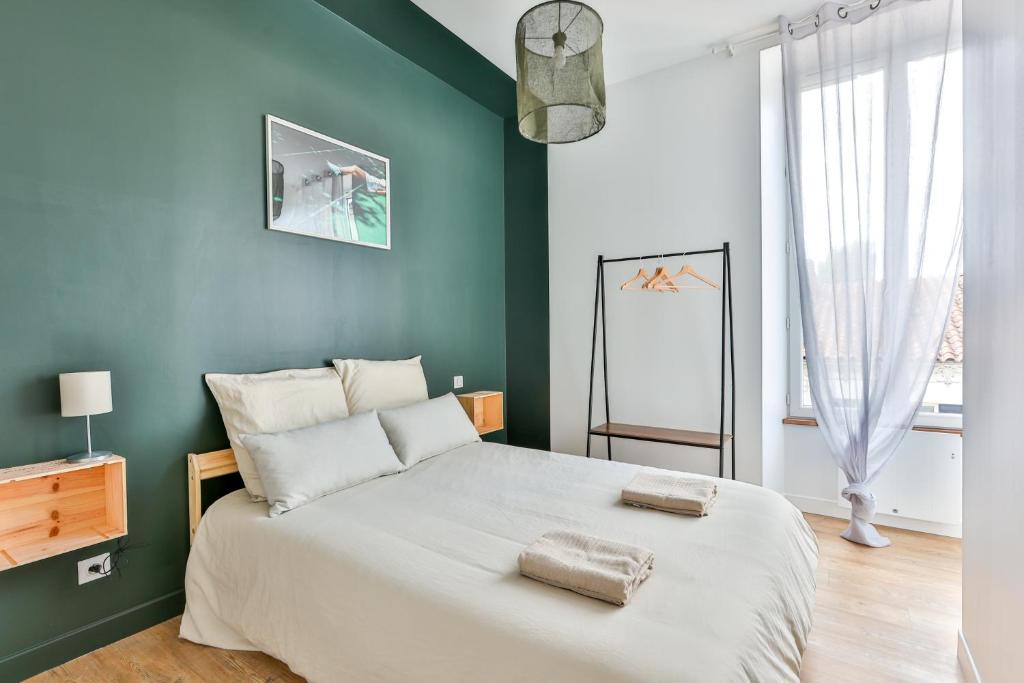 科涅克VILLA VERDE #Hypercentre #Charente #Parking的一间卧室设有一张大床和绿色的墙壁