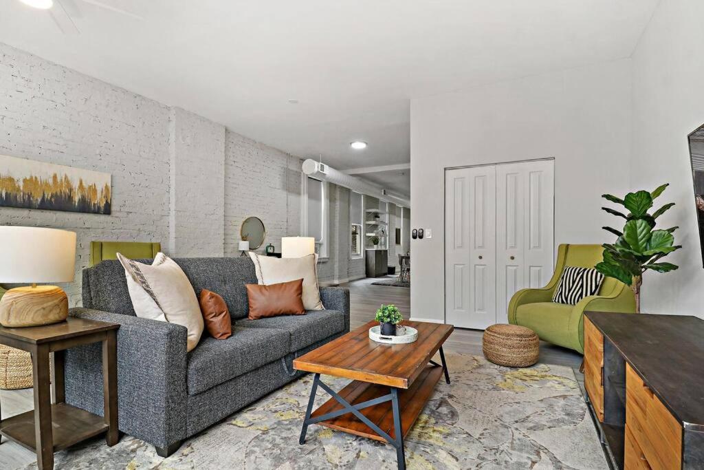 芝加哥Wonderful 2BR Apartment close to Restaurants- Hubbard 4的客厅配有沙发和两把椅子