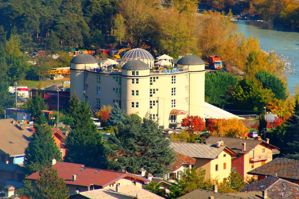 奥斯塔依托意雷都诺德酒店的城镇中一座大建筑的空中景观