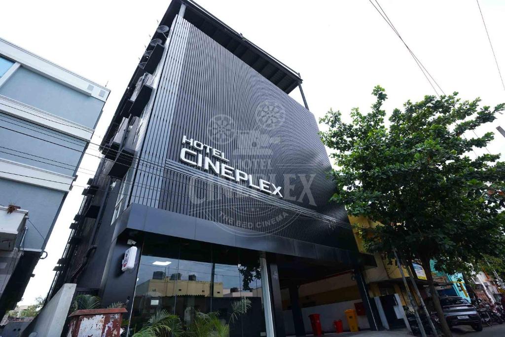 哥印拜陀Hotel Cineplex的前面有大标志的建筑