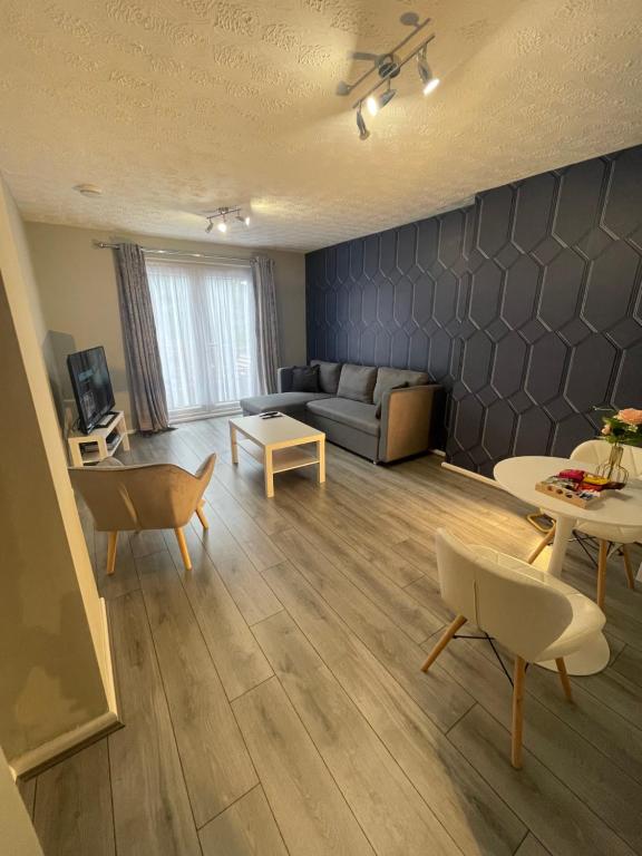 DarlastonCosy, modern Apartment的客厅配有沙发和桌子