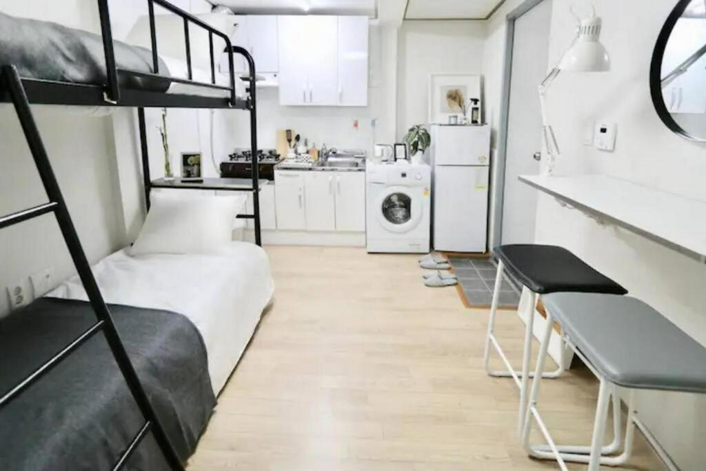 首尔Seoul Central Namsan Studio 2Beds #102的一间小房间,配有双层床和厨房