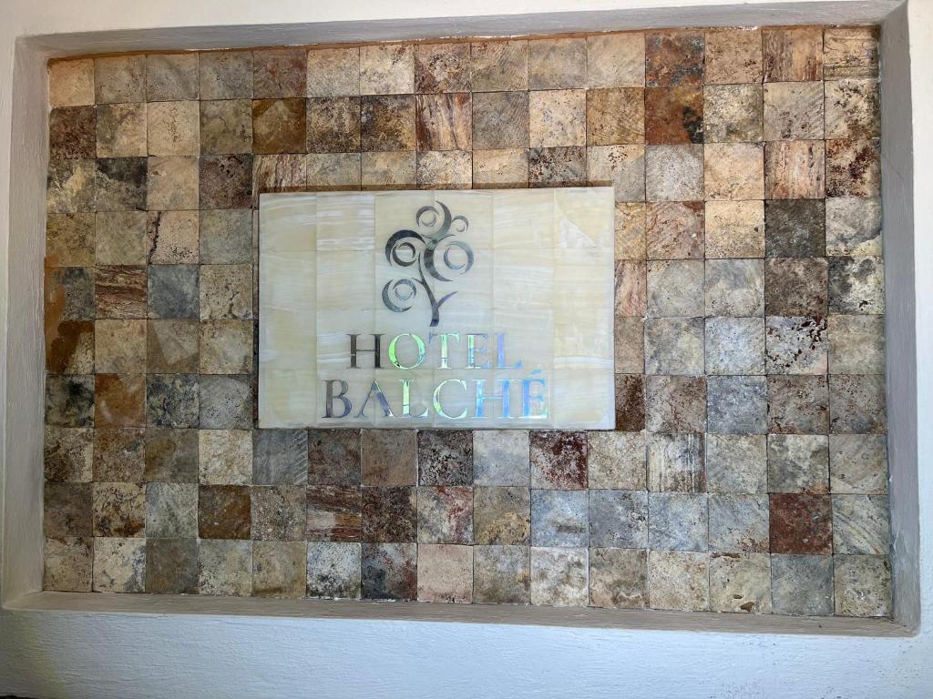 巴卡拉尔Hotel Balché的带有读取希望球的标志的瓷砖墙