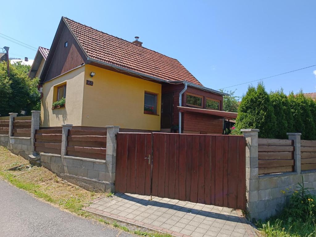 利普托夫堡Útulný dovolenkový dom的一座带木门和围栏的房子