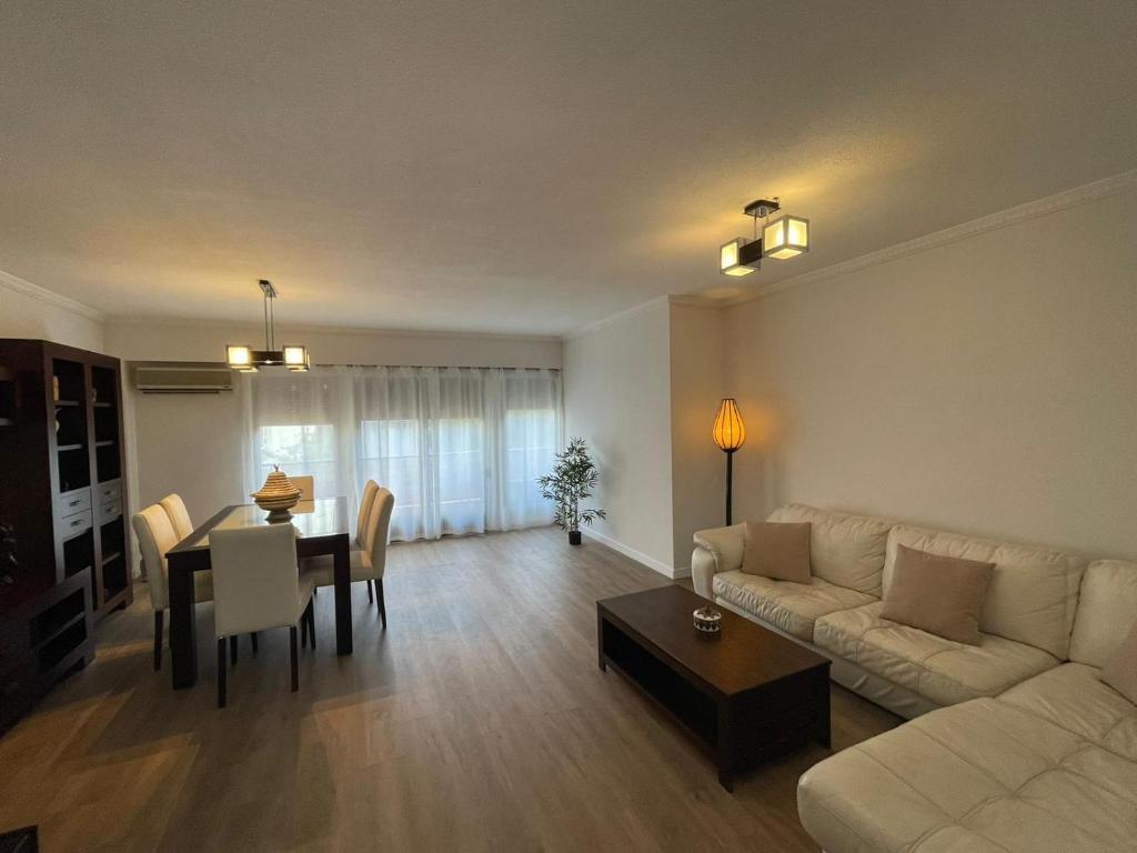 瓦伦西亚Jardines del Turia的客厅配有沙发和桌子