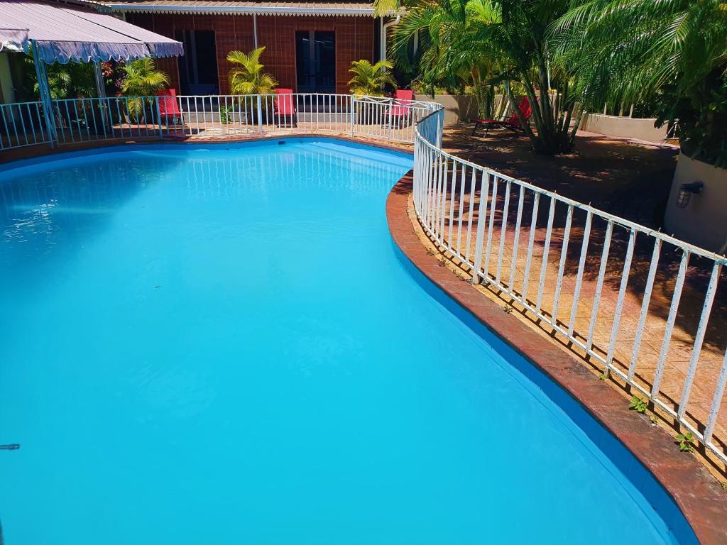 佩雷贝勒Mavilla的度假村内的一个蓝色海水游泳池