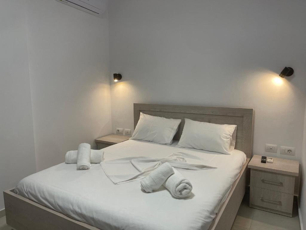 卡萨米尔Villa Egli Ksamil的卧室配有白色床和毛巾