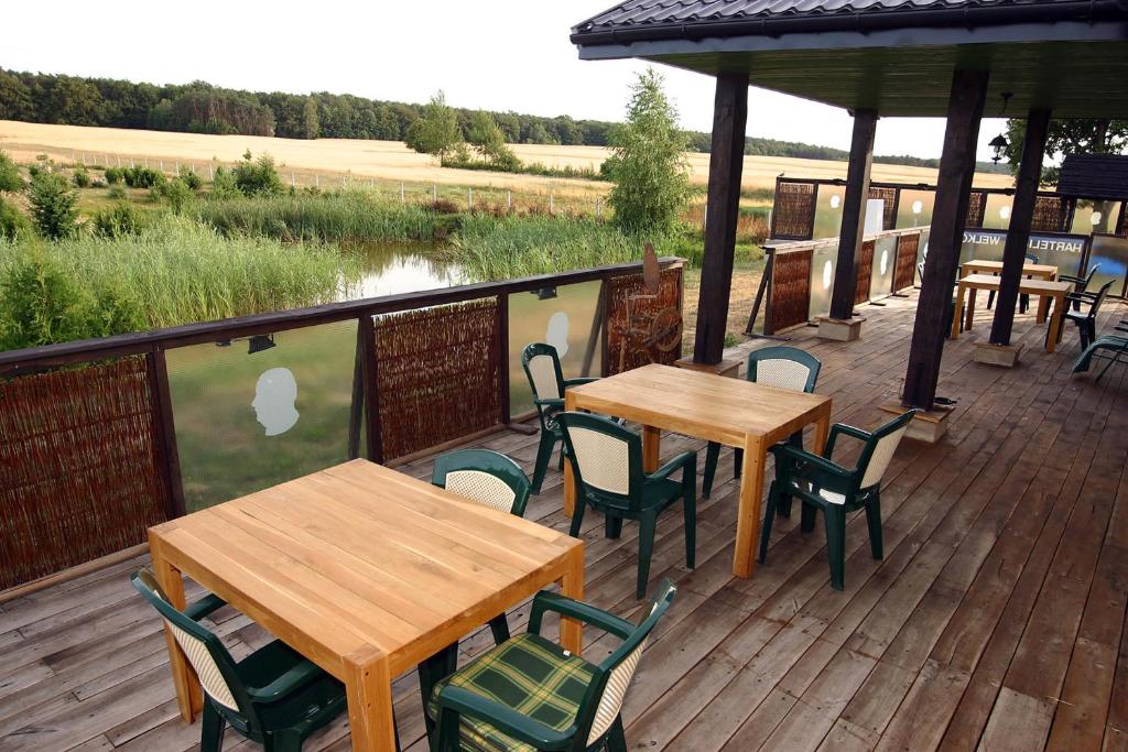 ChlebówBumerang Jolanta Foks的河景甲板配有桌椅