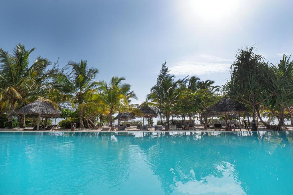 江比阿Mwezi Boutique Resort的棕榈树度假村的游泳池