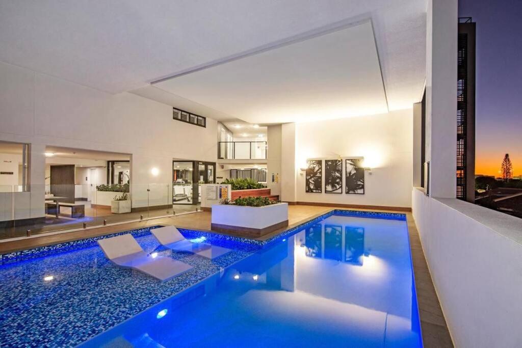 巴迪纳Resort Style 3 Bed 2 Bath, 200m from Beach的客厅内的游泳池