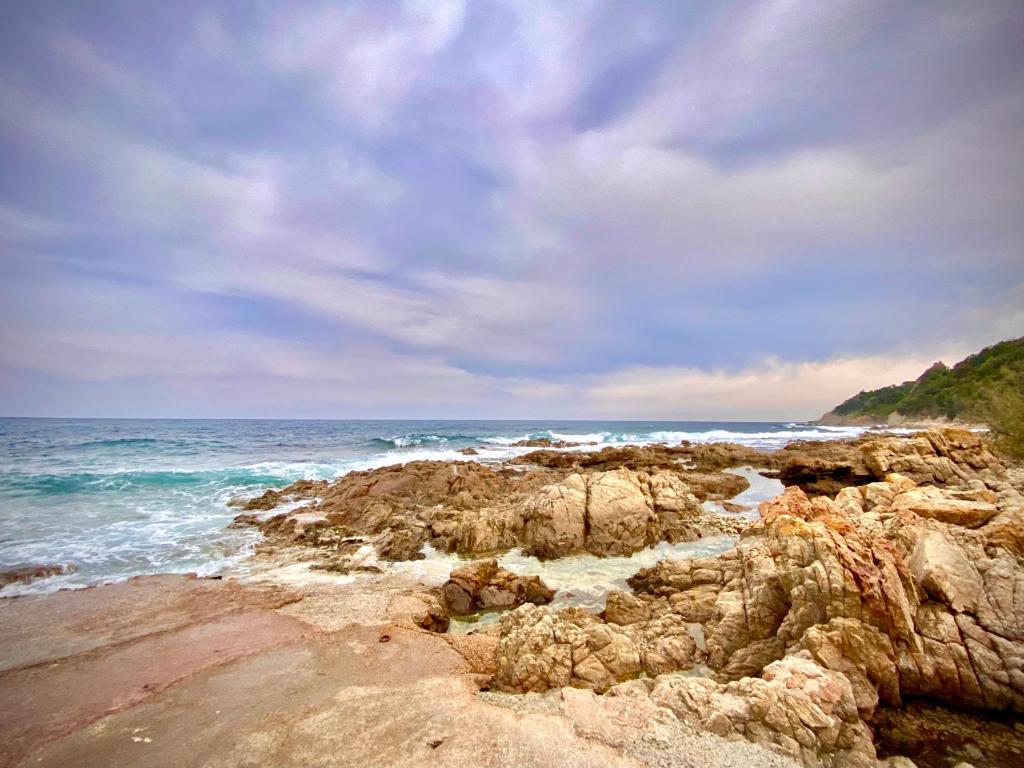 孔卡Les Roches de Figa的岩石海滩上的海景