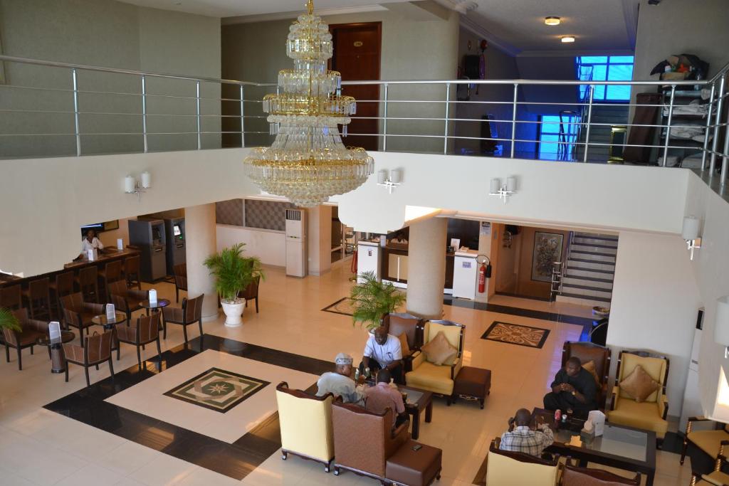 科托努Nobila Airport Hotel的享有大堂的顶部景致,配有吊灯