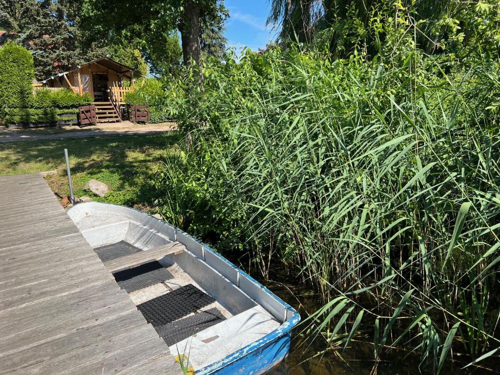 Blankensee'Glamping' Angelzelt am See mit Steg und Boot (Mecklenburger Seenplatte)的船坞旁的船上