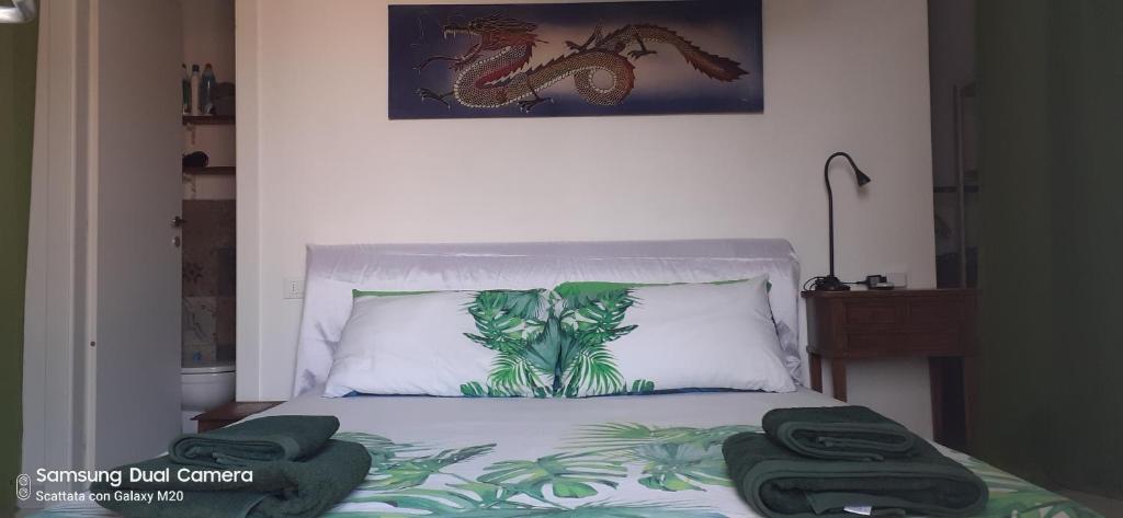 阿祖罗港CAMERE private的一间卧室配有一张带两张绿毛巾的床