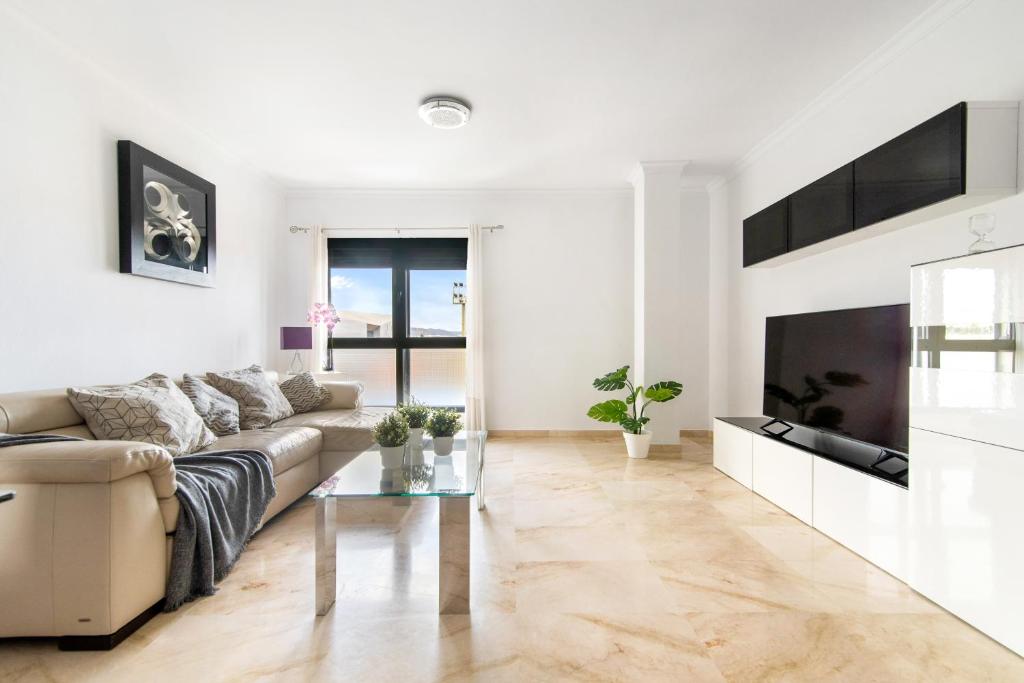 大加那利岛拉斯帕尔马斯Home2Book Fantastic Design Apartment Las Palmas的白色的客厅配有沙发和桌子