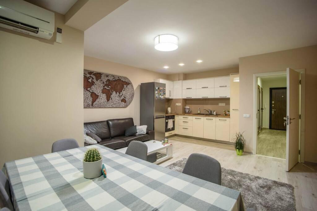 卡赞勒克Sunny Spacious Apartment in a Great Location的厨房以及带桌子和沙发的客厅。
