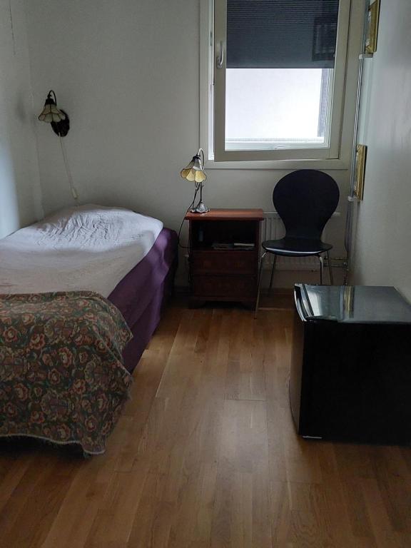 奥斯陆Shared apartment, Down Town Oslo, Osterhaus'gate 10的一间卧室配有一张床、一张桌子和一把椅子
