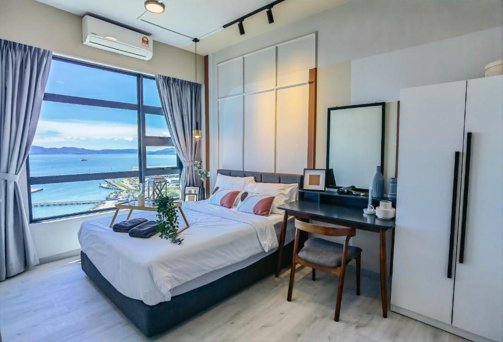 哥打京那巴鲁Lavender Homes @ Jesselton Quay Kota Kinabalu的一间卧室配有书桌和一张带窗户的床