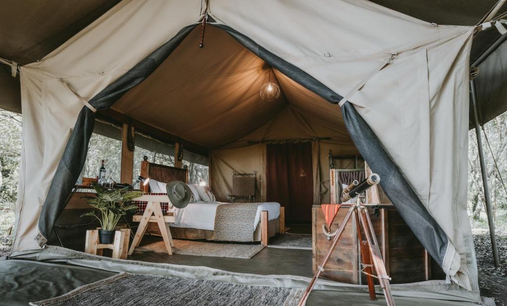 LolgorienMara Olapa Camp的帐篷配有一张床和一张桌子