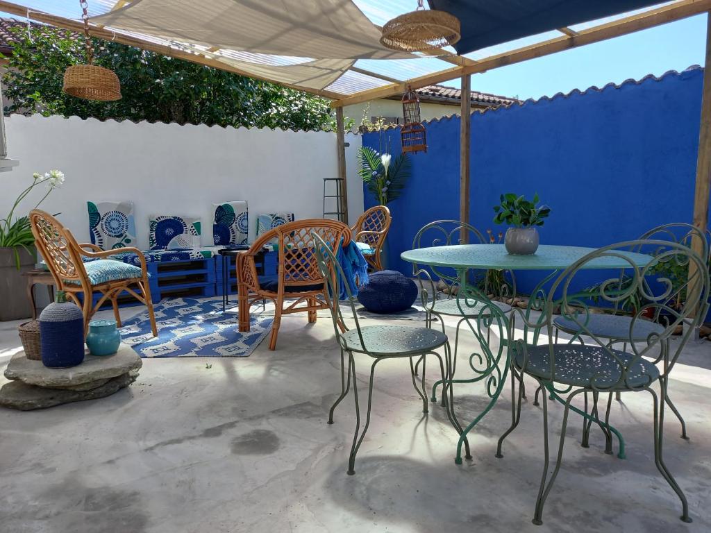 勒帕萨吉La terrasse Majorelle.的一个带桌椅和蓝色墙壁的庭院