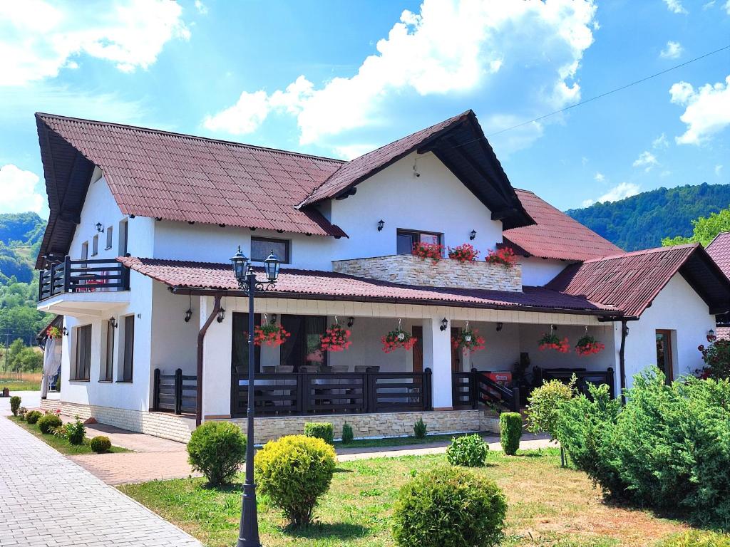 LeordinaPensiunea Sub Horiță的白色房子,有红色屋顶