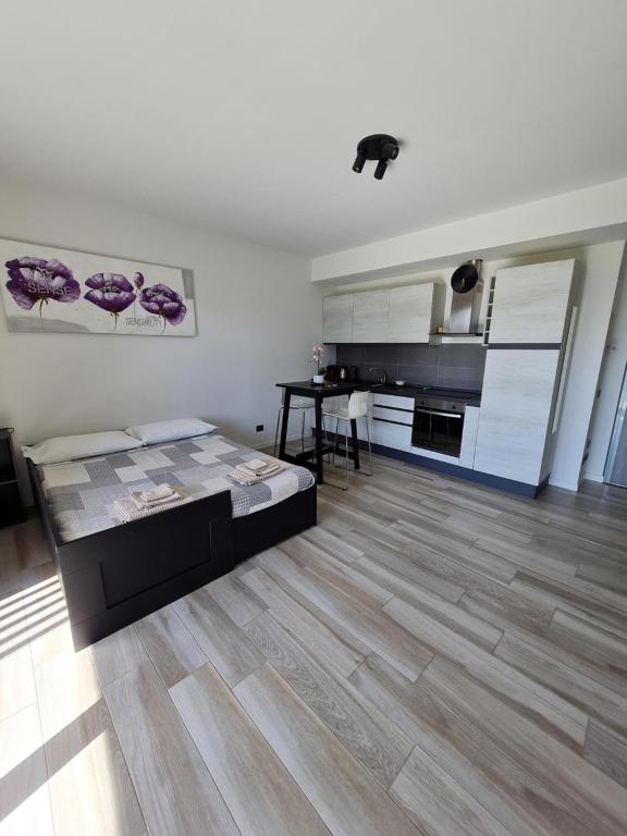 米兰Grazioso Monolocale Milano的一间卧室配有一张床和一张桌子