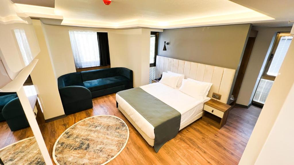 安卡拉Nira Boutique Hotel的酒店客房,配有床和沙发