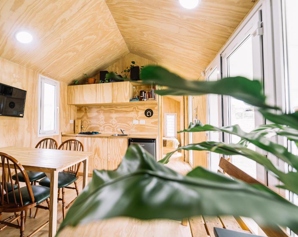 巴尔内阿利奥埃尔康多尔Loyca Eco-Tiny House的一间小房子里的饭厅和厨房