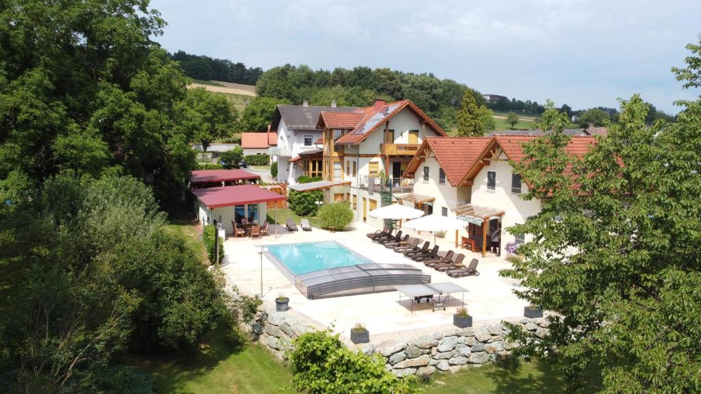 施泰格斯巴赫贝娅特丽克丝度假屋的享有带游泳池的房屋的空中景致