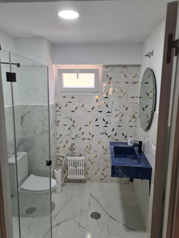 马德里Apartamento luminoso y nuevo en Madrid Rio的带淋浴、盥洗盆和卫生间的浴室