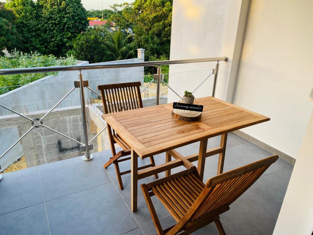 拜马欧K'Noly的阳台上配有一张木桌和两把椅子