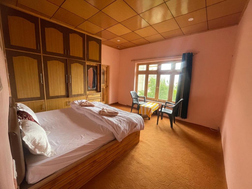 列城Gaywoo Guest House的一间卧室设有一张大床和一个窗户。
