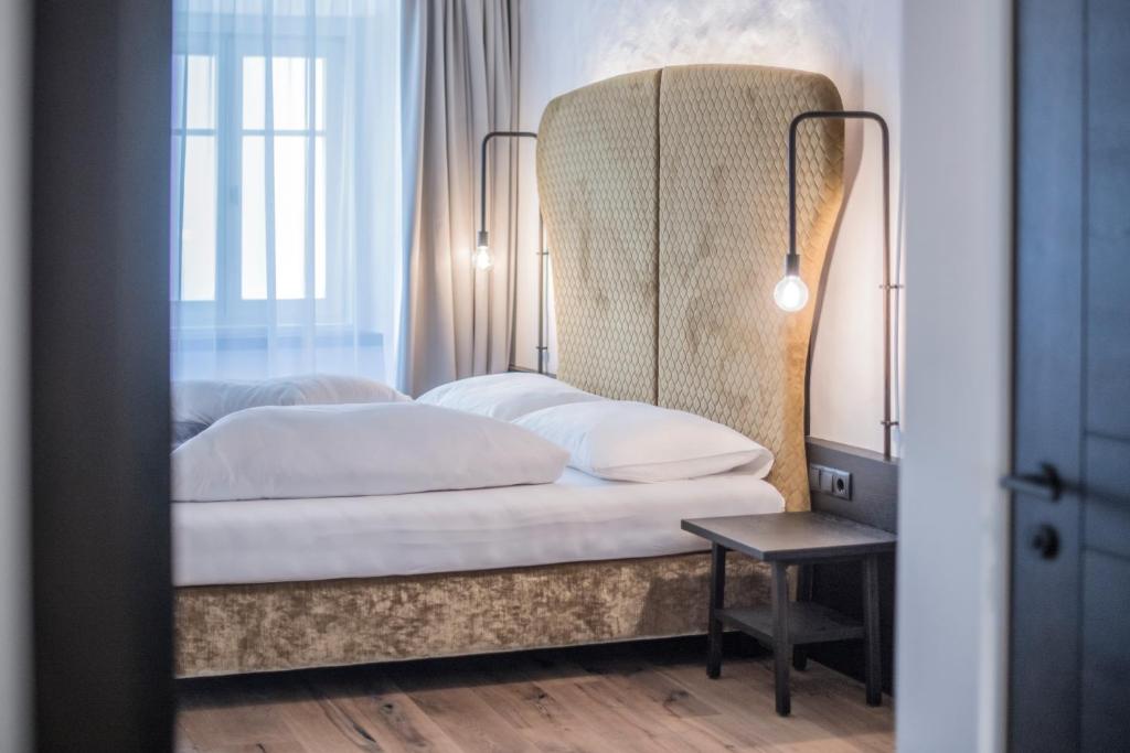 维皮泰诺Zur Traube的一间卧室配有一张带大床头板的床