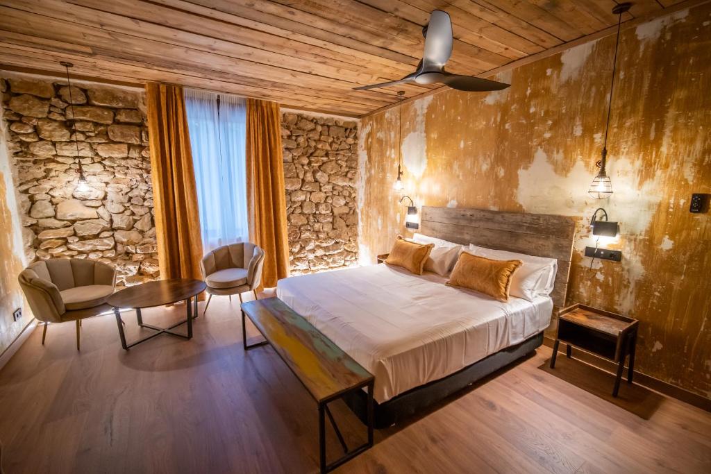 瓦德诺比斯HOTEL SOMNIFABRIK的卧室配有一张床和一张桌子及椅子