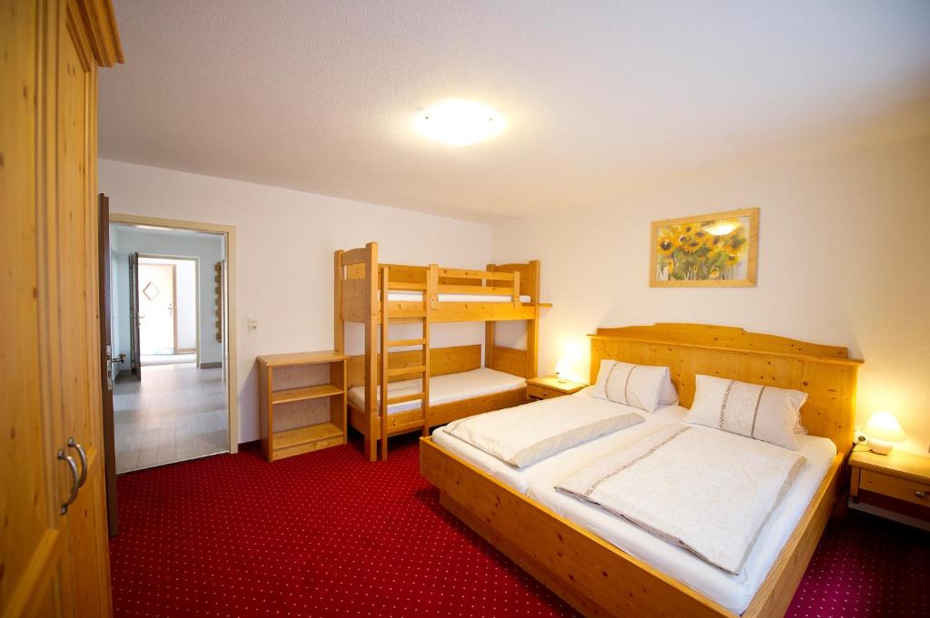 阿亨基希Chalet & Apartments Tiroler Bua的一间卧室配有一张床和一张双层床。