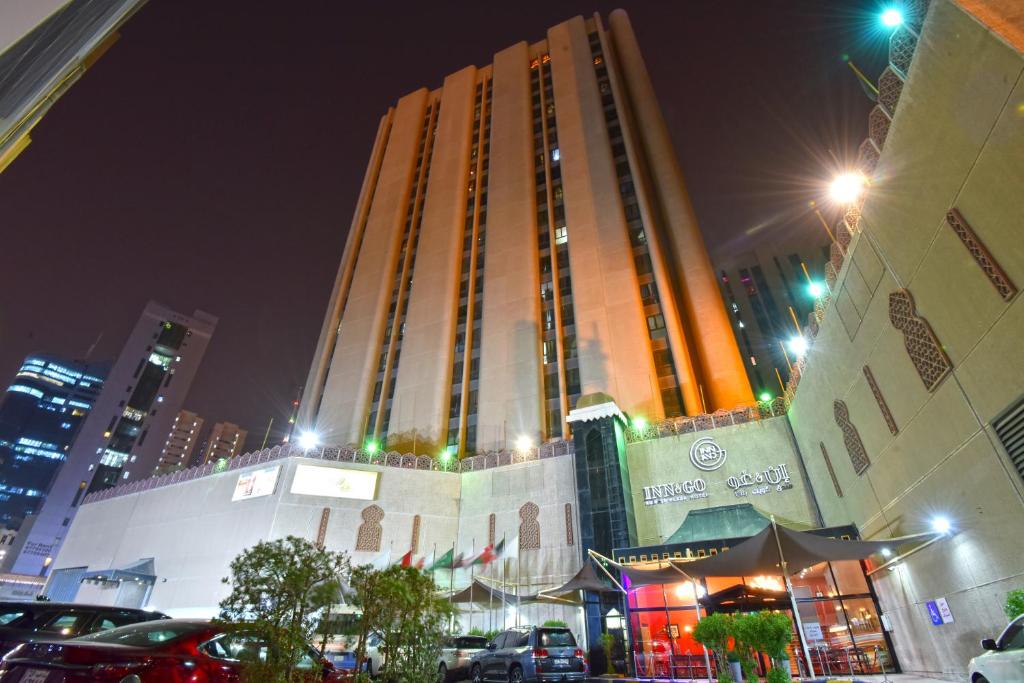 科威特科威特观光假日酒店的一座高大的建筑,在它前面停车