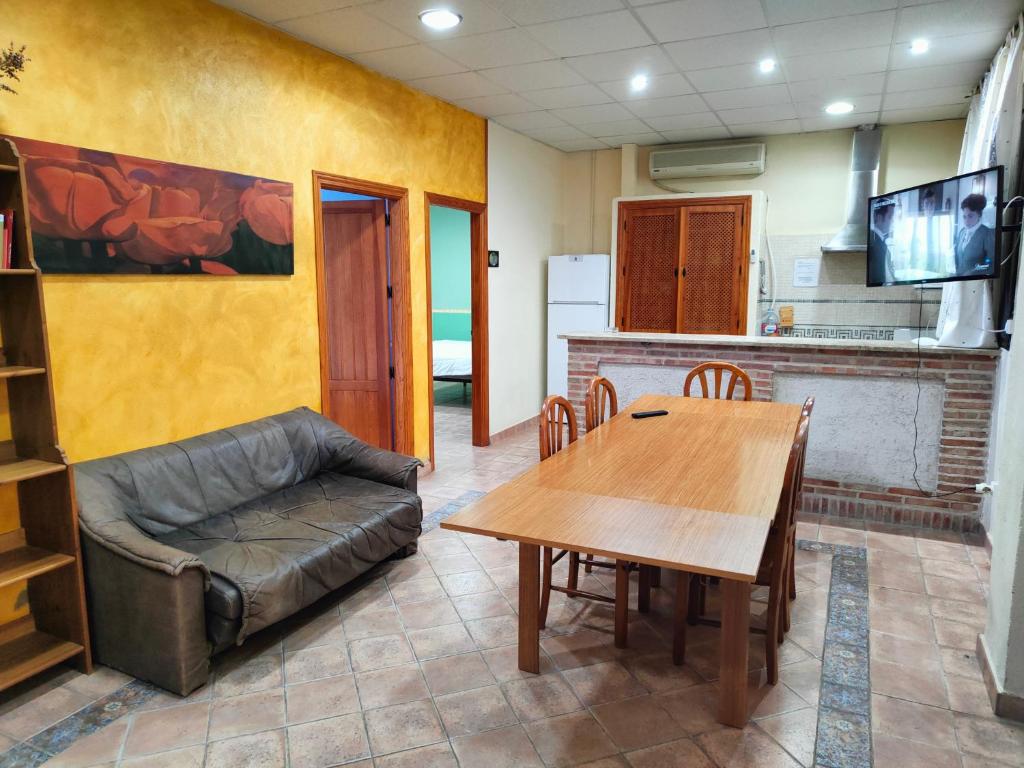 巴尔德佩尼亚斯La Venta de las Estrellas Casas Rurales的客厅配有桌子和沙发