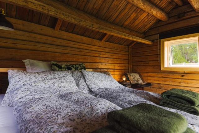 斯彻达尔Stokke Gård Burglamping的小木屋内一间卧室,配有一张床