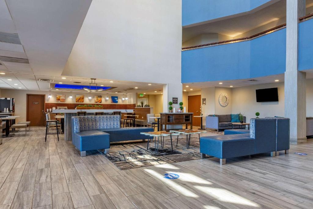霍舍姆MainStay Suites Horsham - Philadelphia的医院的大厅,里面摆放着蓝色的椅子和桌子