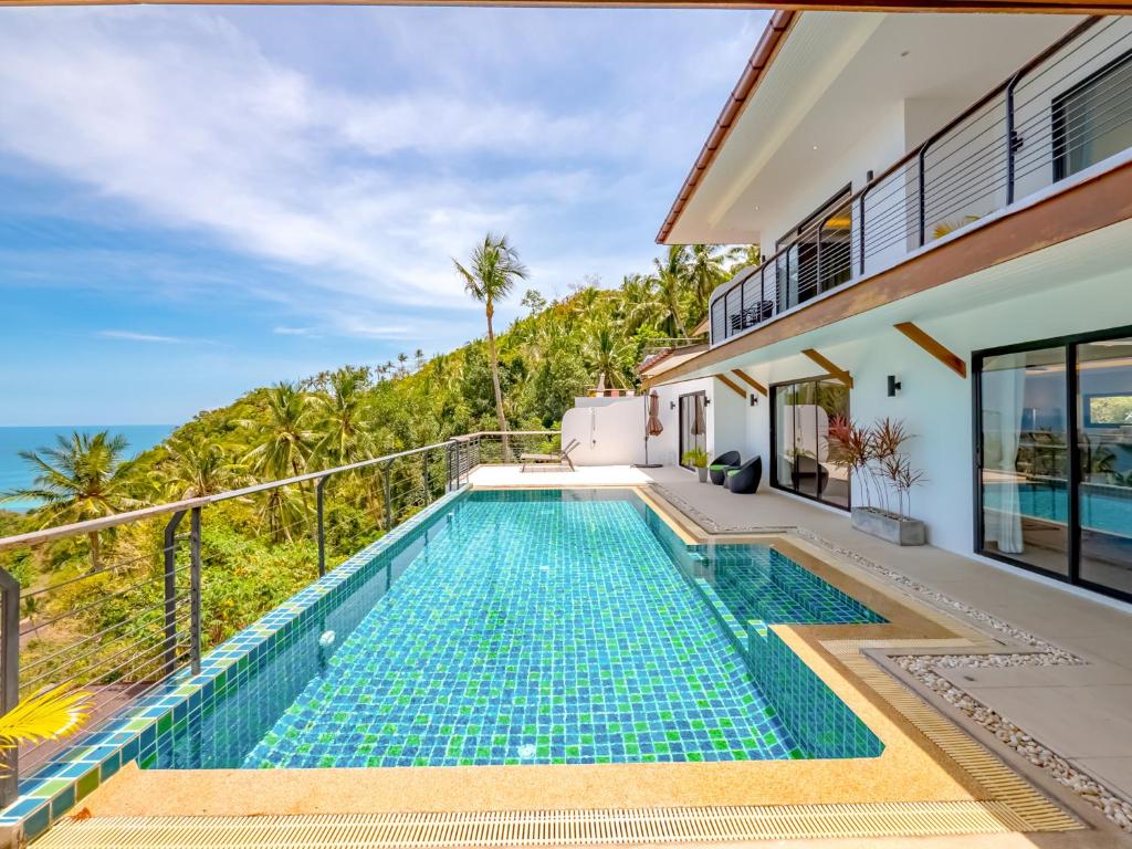 湄南海滩Villa AUREA Sea View的一座带游泳池和大海的别墅