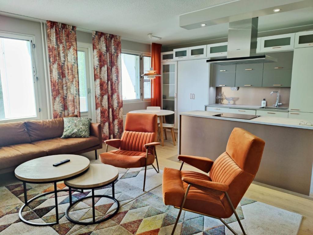 罗瓦涅米Lovely cityhome的带沙发和椅子的客厅以及厨房。